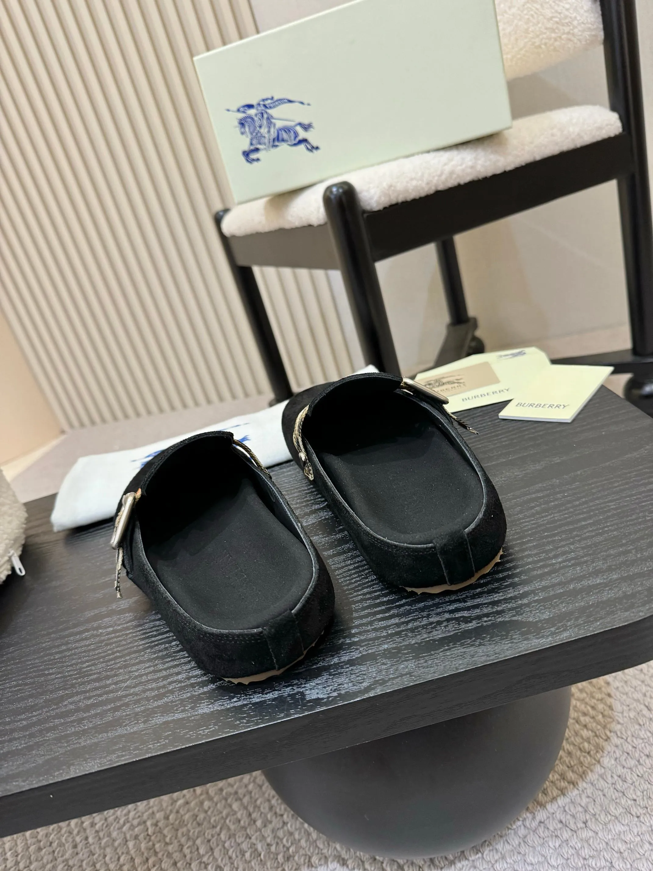 Men's shoes 💰560 Burberry's 2025 popular Birkenstock slippers are released, made of soft suede fabric and refined in Italian workshops. Featuring an embossed plaid pattern and an embossed sole embellished with the archive brand's logo. Features an adjustable B-shaped buckle strap and is embellished with the signature sand-colored Burberry check in jacquard worsted.   ✅Fabric: suede ✅Lining: silk cowhide ✅Outsole: TPU ✅Color: black, brown, pink, apricot, 4 colors available ✅Code number: 35-45 for men and women (35, 45 customized)